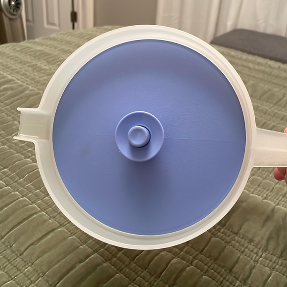 Tupperware Largest Pitcher w/Blue Lid #1416-3 Good Condition - Picture 2 of 9